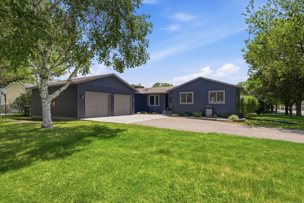 817 24th Avenue SW, Willmar, MN 56201