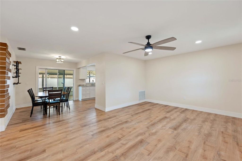 Image 7 of property listing at 4112 36TH STREET W, Bradenton, FL 34205