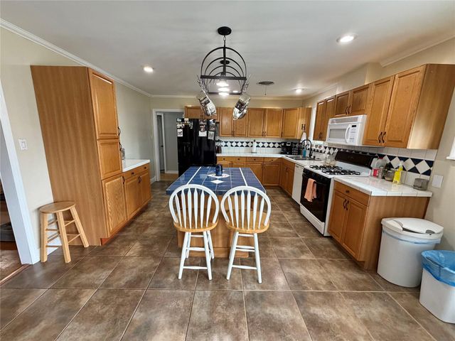 714 Center Way Street, Lake Jackson, TX 77566