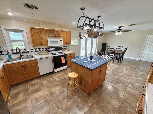 714 Center Way Street, Lake Jackson, TX 77566