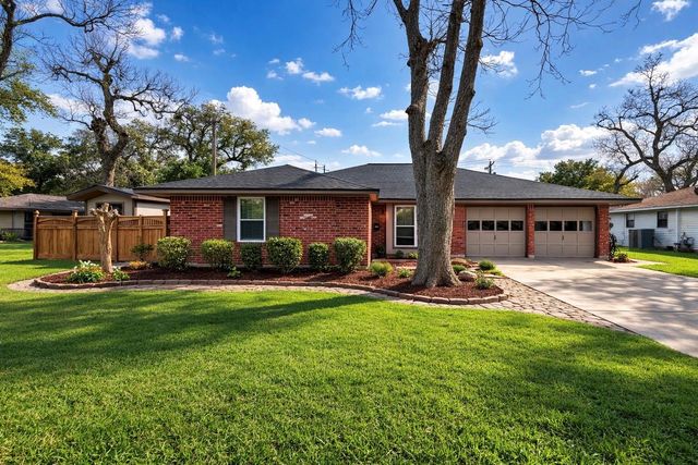 714 Center Way Street, Lake Jackson, TX 77566