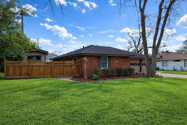 714 Center Way Street, Lake Jackson, TX 77566