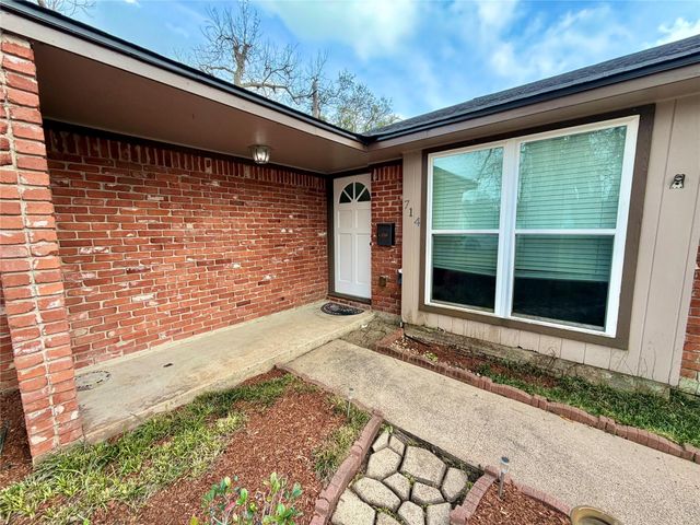 714 Center Way Street, Lake Jackson, TX 77566