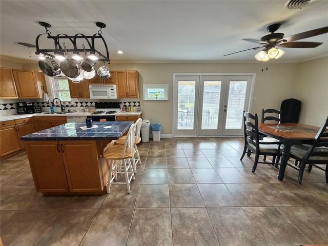 714 Center Way Street, Lake Jackson, TX 77566