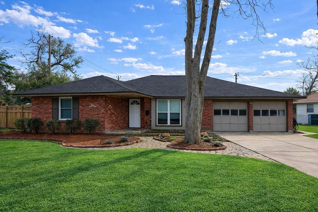 714 Center Way Street, Lake Jackson, TX 77566