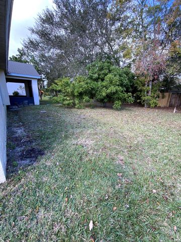 1157 SE Mendavia Avenue, Port St Lucie, FL 34952