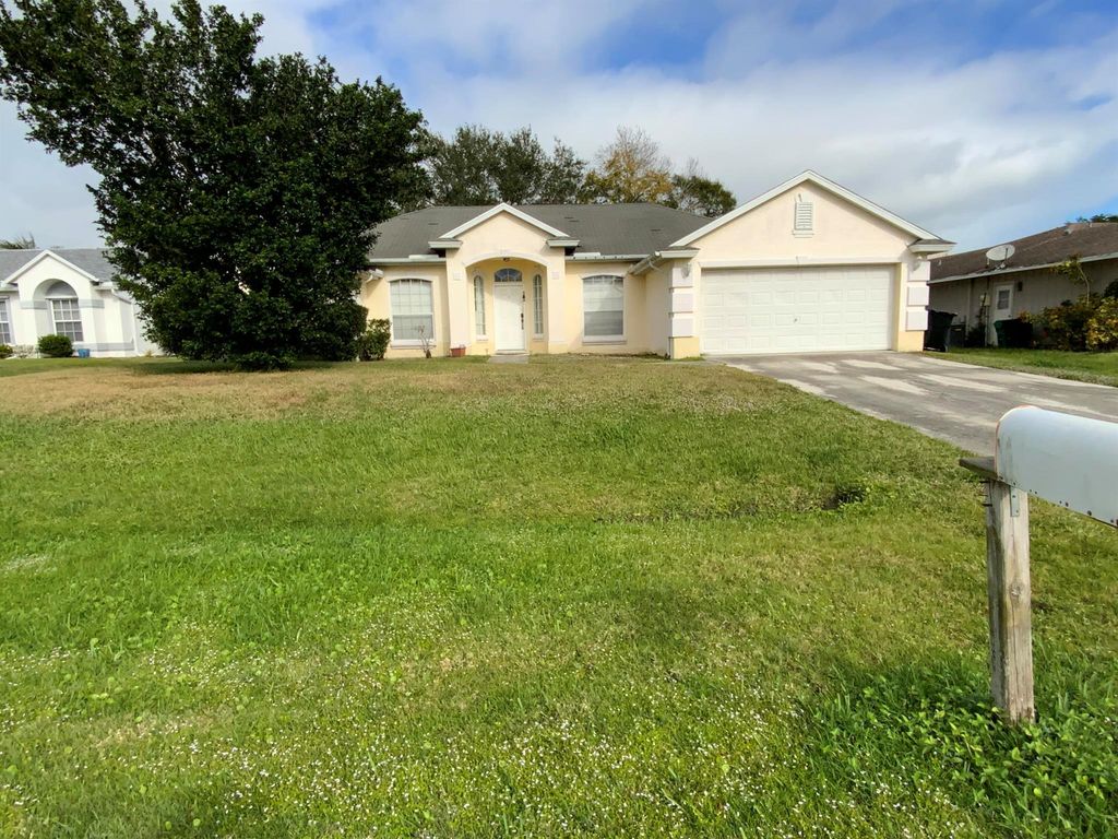 1157 SE Mendavia Avenue, Port St Lucie, FL 34952