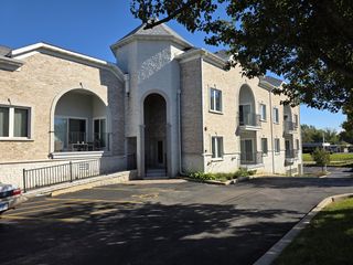 1990 Larkin Avenue 14, Elgin, IL 60123