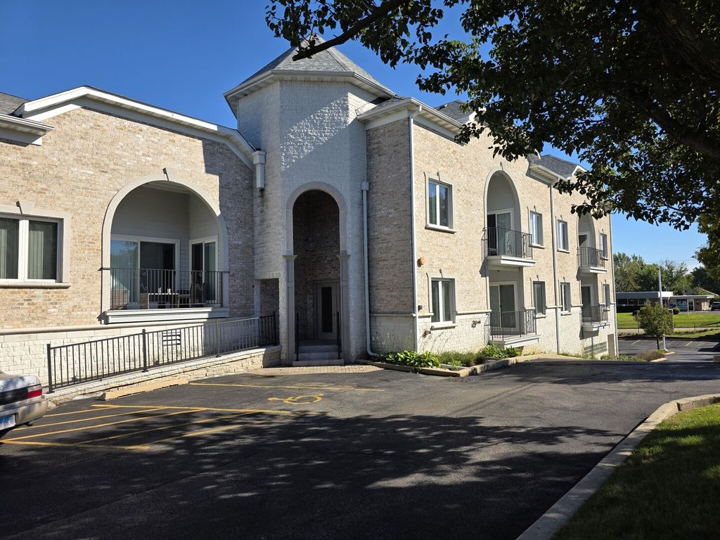 1990 Larkin Avenue 14, Elgin, IL 60123
