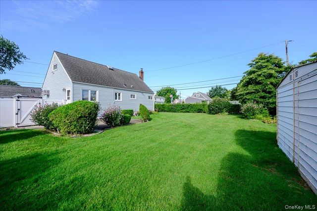 957 N Fulton Avenue, Lindenhurst, NY 11757