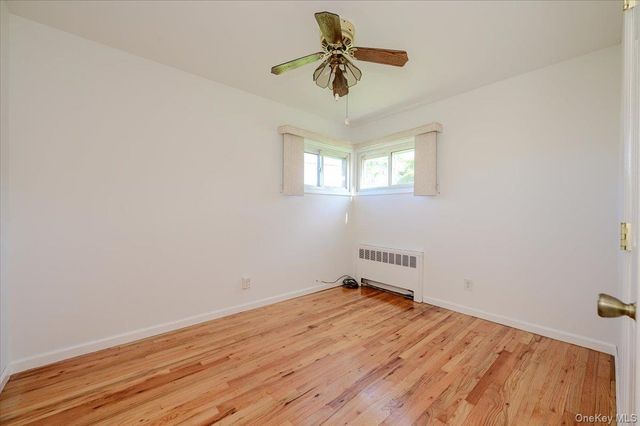 957 N Fulton Avenue, Lindenhurst, NY 11757