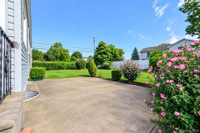 957 N Fulton Avenue, Lindenhurst, NY 11757