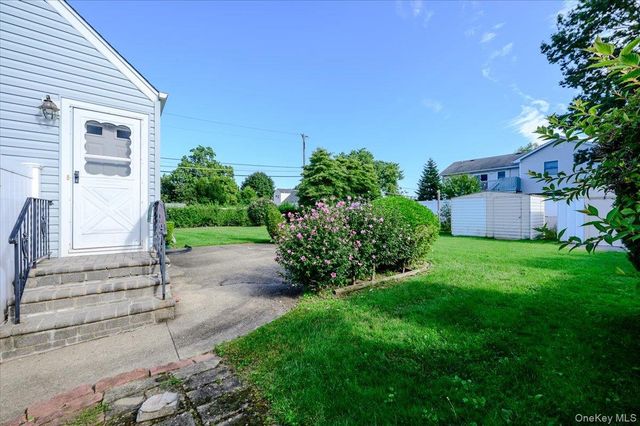 957 N Fulton Avenue, Lindenhurst, NY 11757