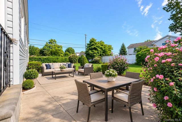 957 N Fulton Avenue, Lindenhurst, NY 11757