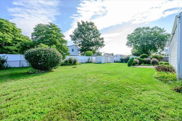 957 N Fulton Avenue, Lindenhurst, NY 11757