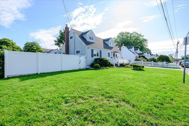 957 N Fulton Avenue, Lindenhurst, NY 11757
