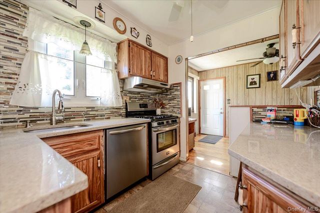 957 N Fulton Avenue, Lindenhurst, NY 11757