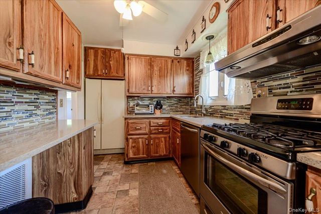 957 N Fulton Avenue, Lindenhurst, NY 11757
