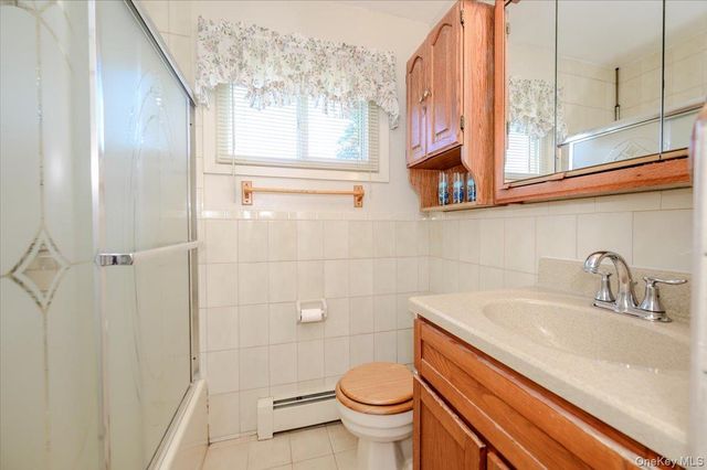 957 N Fulton Avenue, Lindenhurst, NY 11757