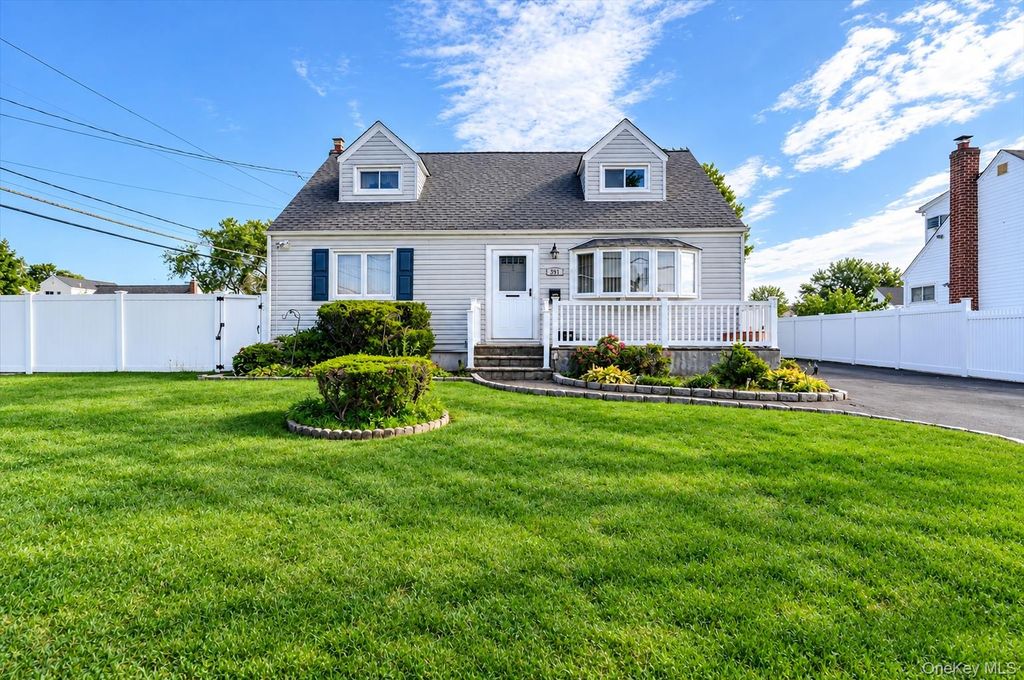 957 N Fulton Avenue, Lindenhurst, NY 11757 — exterior