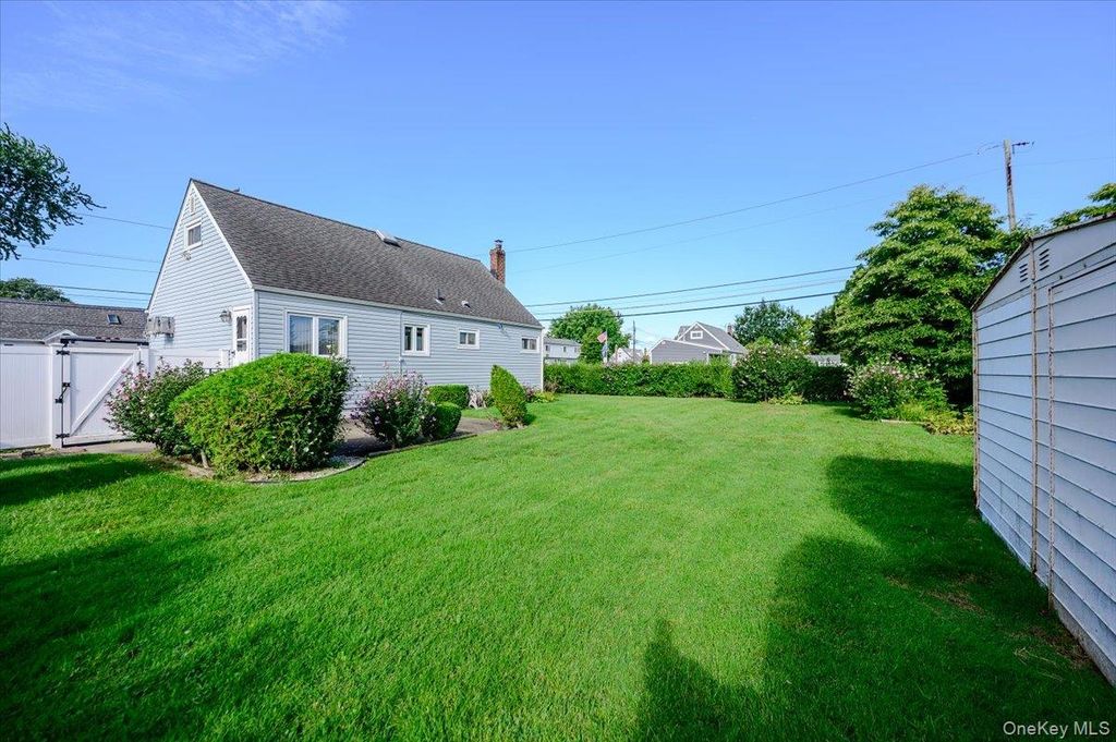 957 N Fulton Avenue, Lindenhurst, NY 11757 — photo 2