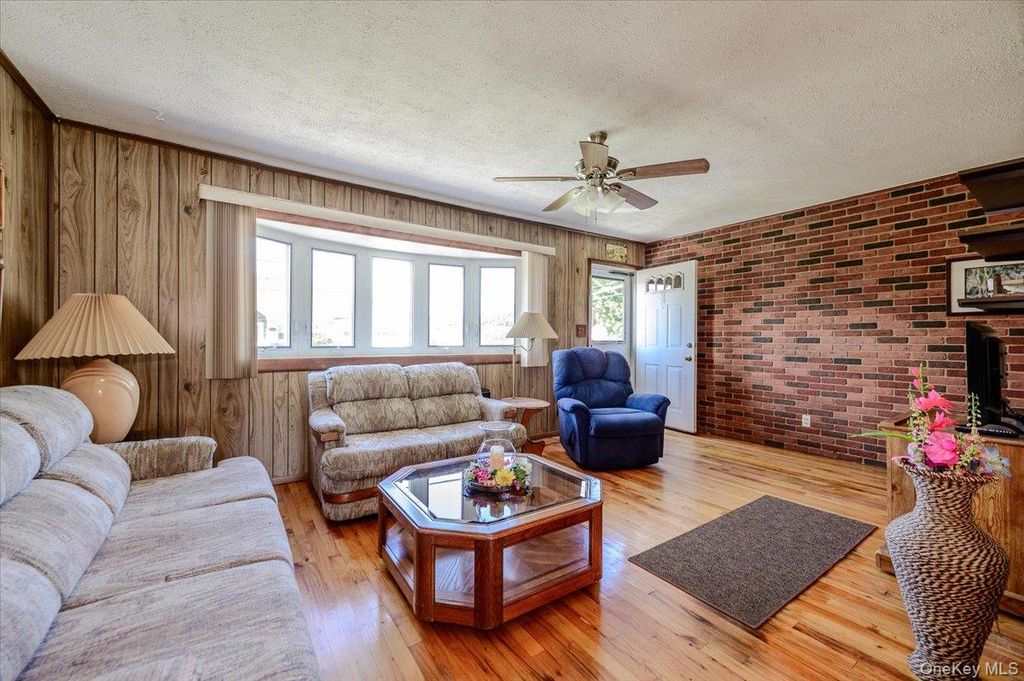 957 N Fulton Avenue, Lindenhurst, NY 11757 — photo 3