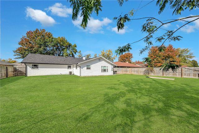 1605 SE P Street, Bentonville, AR 72712