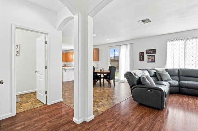 17990 Hidden Well Ln, Lathrop, CA 95330