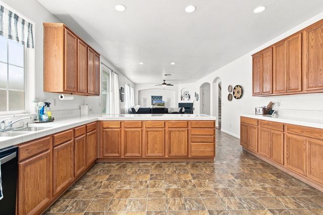17990 Hidden Well Ln, Lathrop, CA 95330