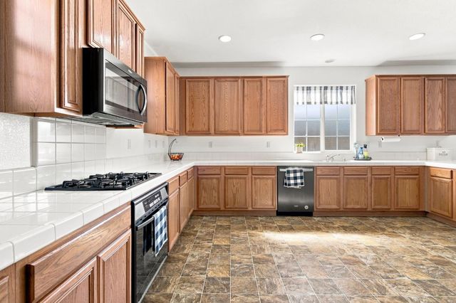 17990 Hidden Well Ln, Lathrop, CA 95330