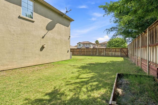 17990 Hidden Well Ln, Lathrop, CA 95330