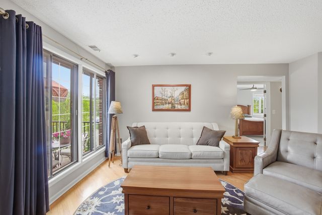 385 Duane Street 304, Glen Ellyn, IL 60137
