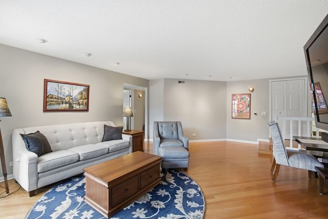 385 Duane Street 304, Glen Ellyn, IL 60137