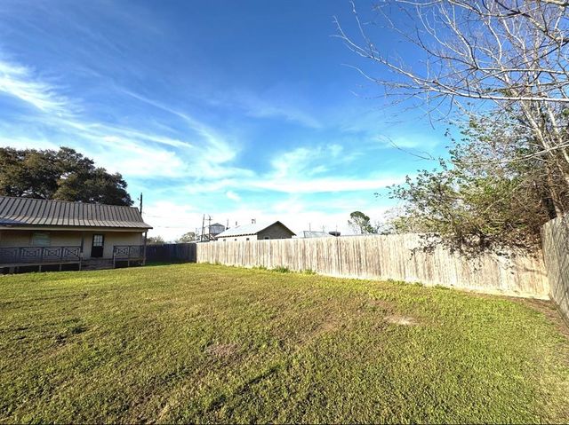 587 Stockton, East Bernard, TX 77435