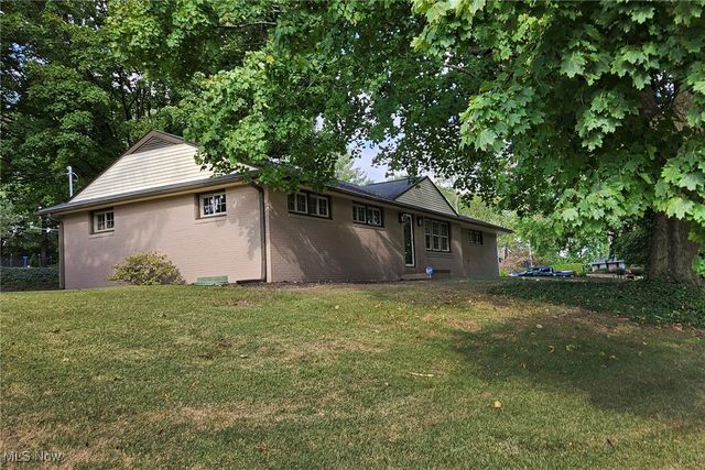 1805 Dunkeith Drive NW, Canton, OH 44708