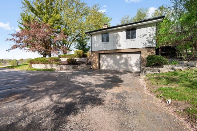19065 North Hills DRIVE, Brookfield, WI 53045
