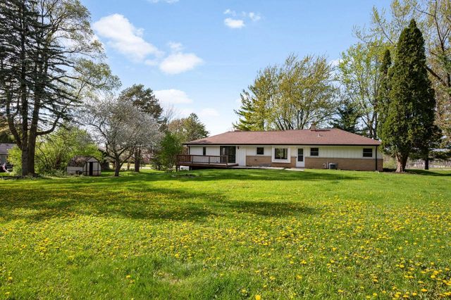 19065 North Hills DRIVE, Brookfield, WI 53045