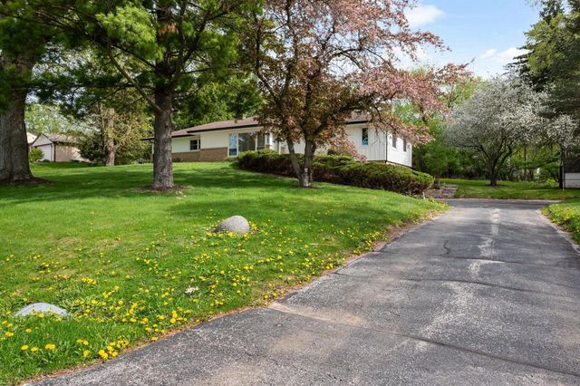 19065 North Hills DRIVE, Brookfield, WI 53045