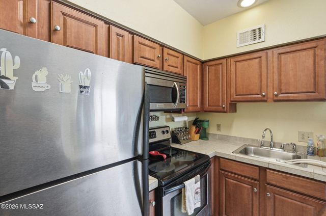1810 E Blacklidge Dr Apt 121, Tucson, AZ 85719