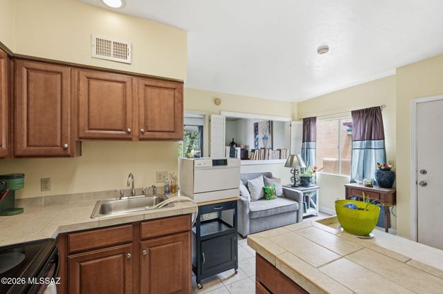 1810 E Blacklidge Dr Apt 121, Tucson, AZ 85719