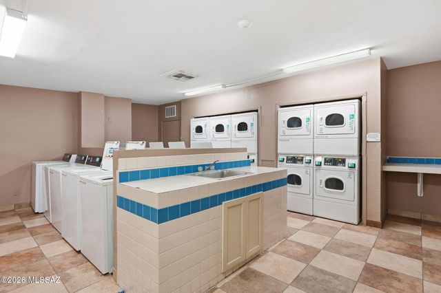 1810 E Blacklidge Dr Apt 121, Tucson, AZ 85719