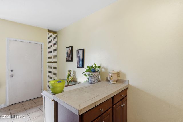 1810 E Blacklidge Dr Apt 121, Tucson, AZ 85719