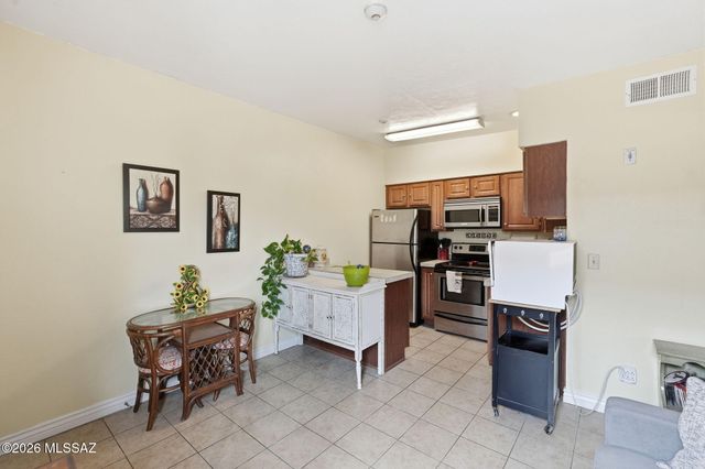 1810 E Blacklidge Dr Apt 121, Tucson, AZ 85719