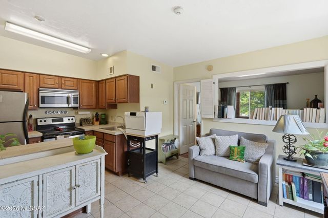 1810 E Blacklidge Dr Apt 121, Tucson, AZ 85719