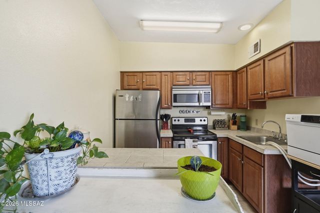 1810 E Blacklidge Dr Apt 121, Tucson, AZ 85719