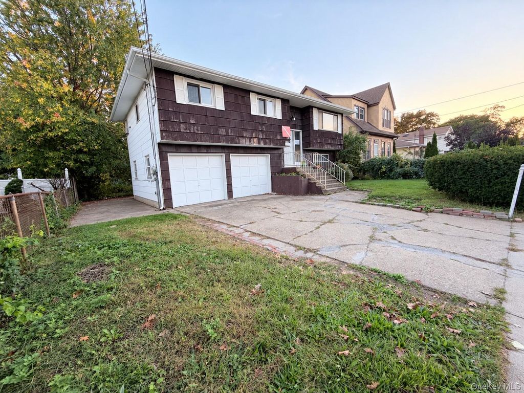 105 Debevoise Avenue, Roosevelt, NY 11575 — photo 2