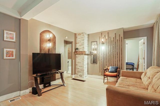 4660 Dewey Avenue, St Louis, MO 63116