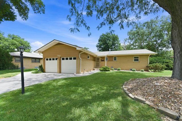742 N VALLEYVIEW LN, Wichita, KS 67212