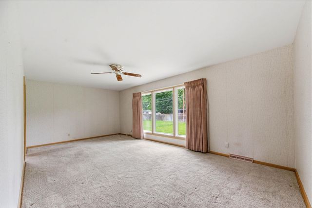 742 N VALLEYVIEW LN, Wichita, KS 67212