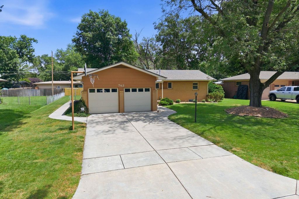 742 N VALLEYVIEW LN, Wichita, KS 67212